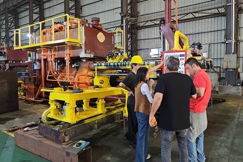 آخرین اخبار شرکت در مورد 1100T هيدروليک پريس فشار مس مخصوص به مشتری اسپانيايي ساخته شده